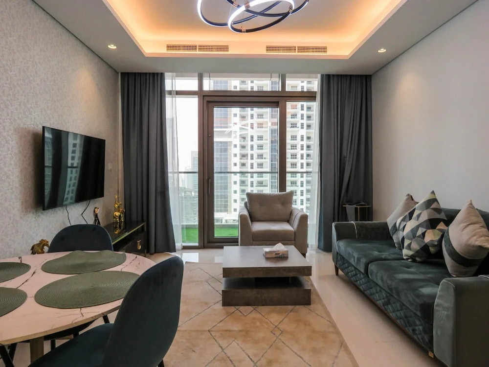 Apartment on High Floor with Burj Khalifa View and Infinity Pool