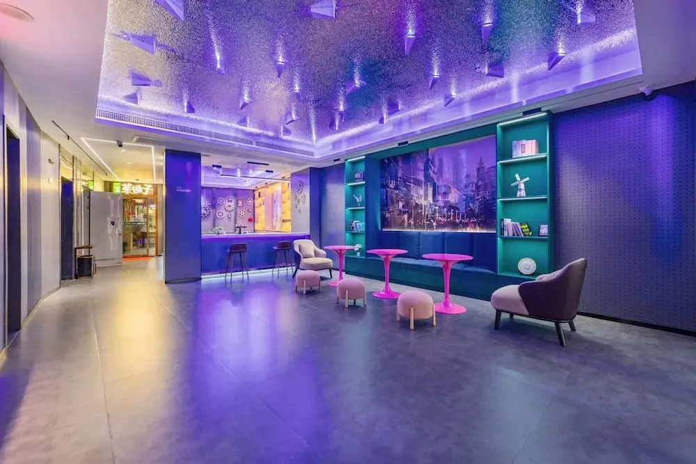 Xinghe Yuezhi S-Guangzhou Yuexiu District Railway Station White Horse Clothing City Flagship Store