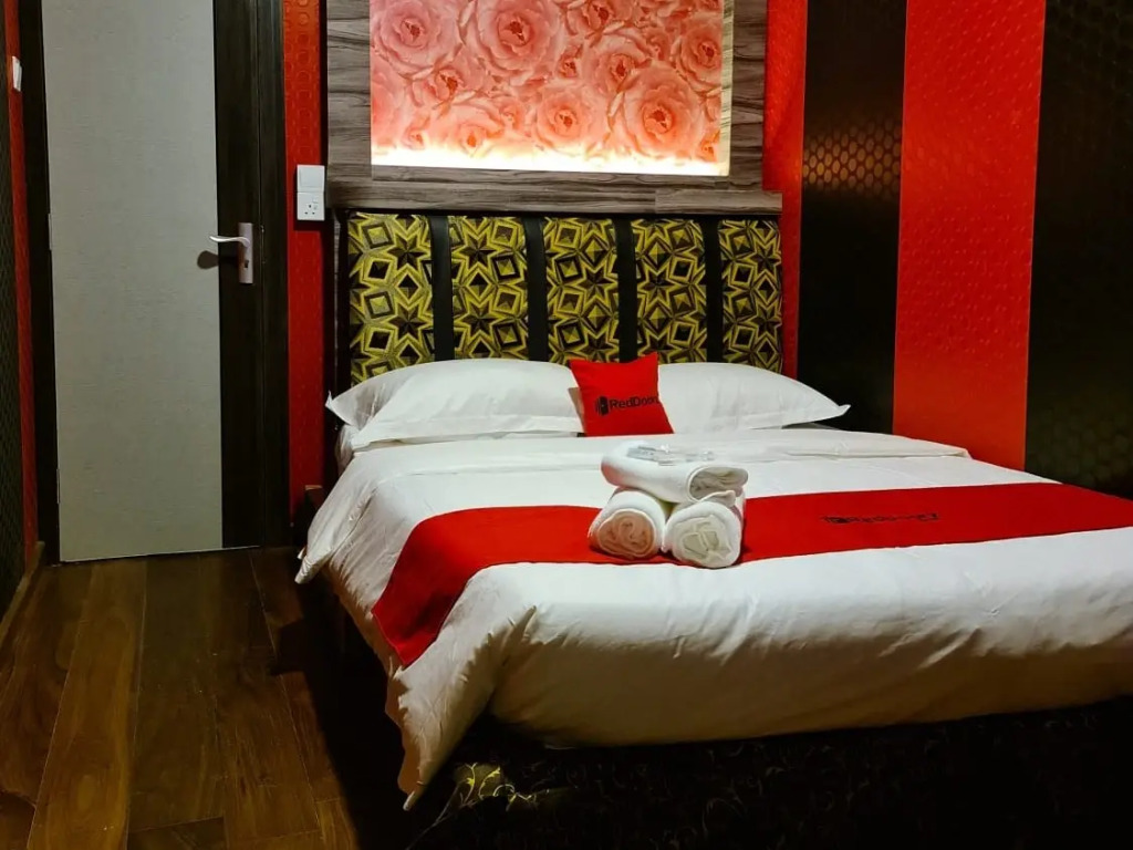 RedDoorz Plus near Nagoya Hill Batam 6
