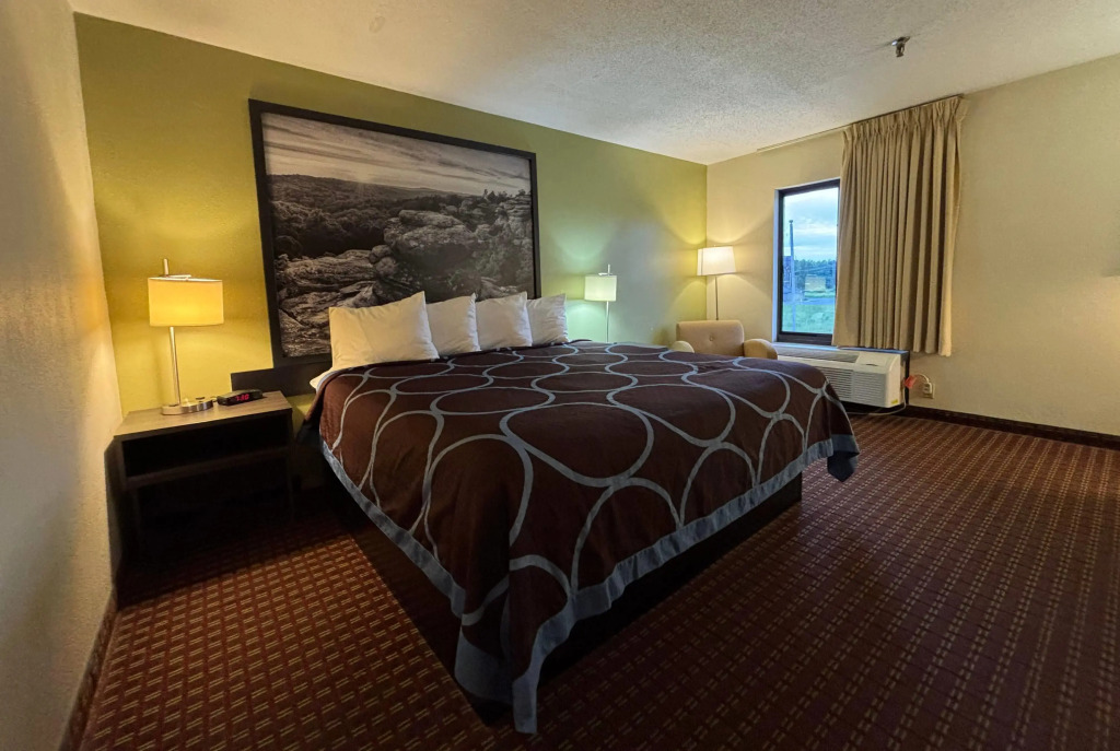 Super 8 by Wyndham Metropolis