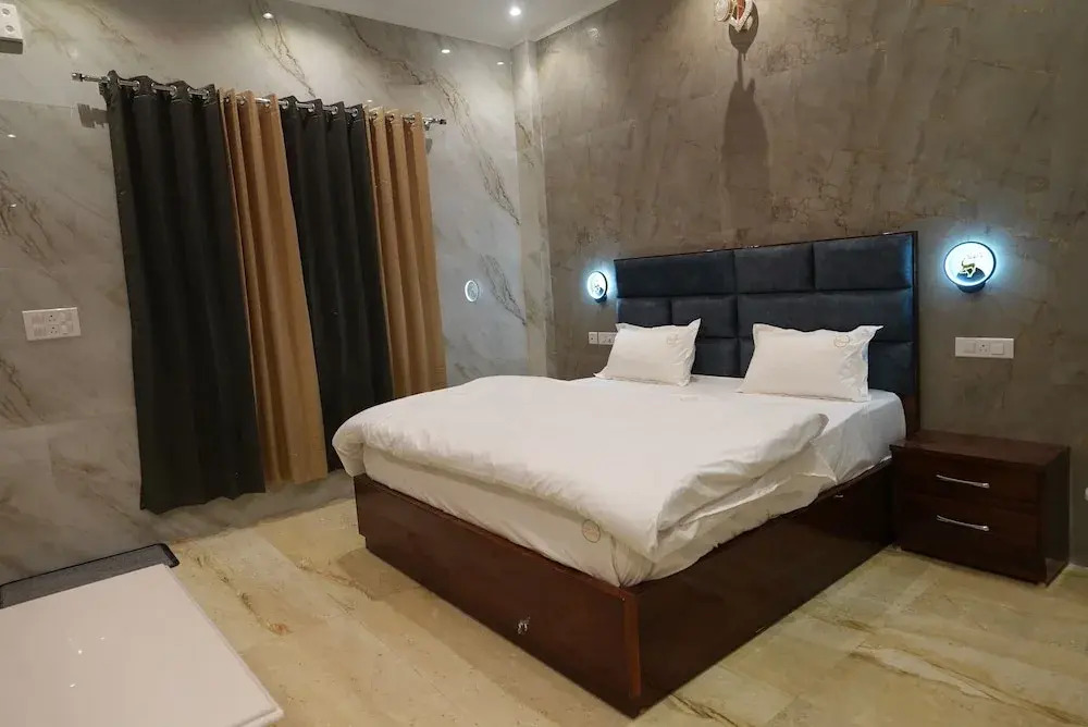Hotel Paradise - Chandigarh