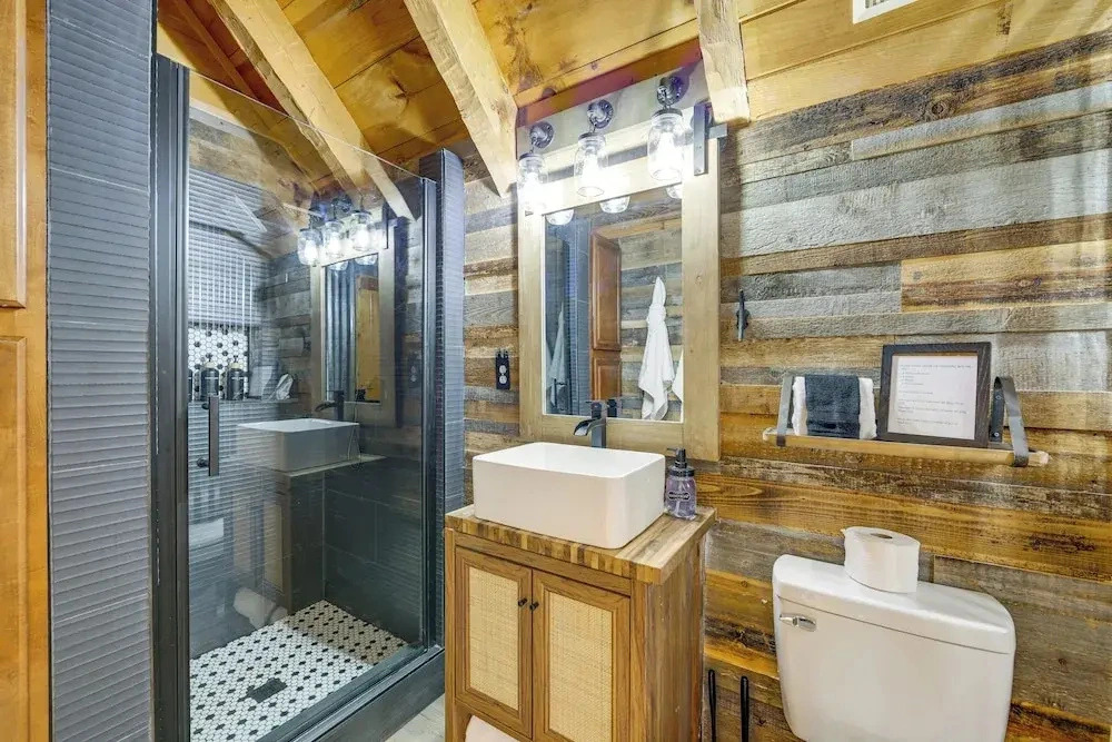 Mins to Dollywood: Boujee Bear Cabin w/ Hot Tub