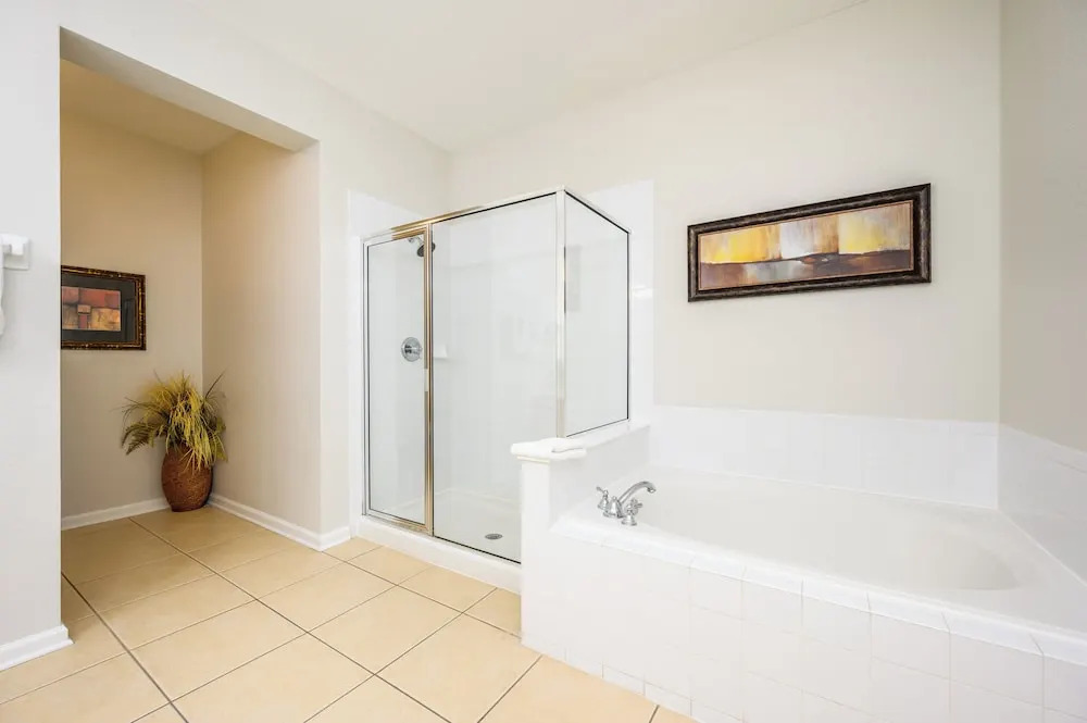 Epic Universe Premium Lake View Condo, Vista Cay - 1002