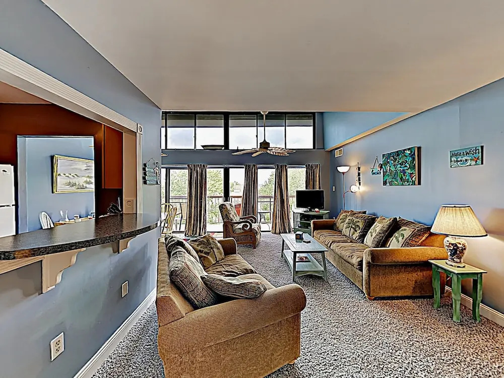 New Listing! Coastal W/ Pool - Walk To Beach 3 Bedroom Condo