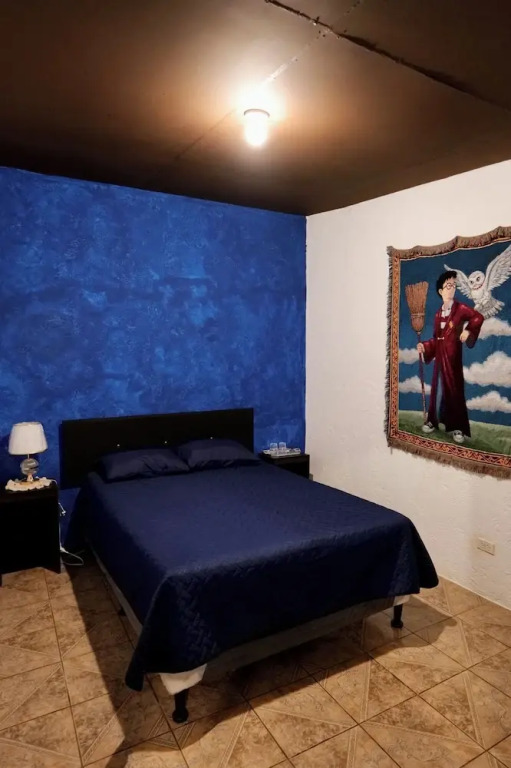 Budget Private Rooms - Wonderland B&B - Shuttle services available
