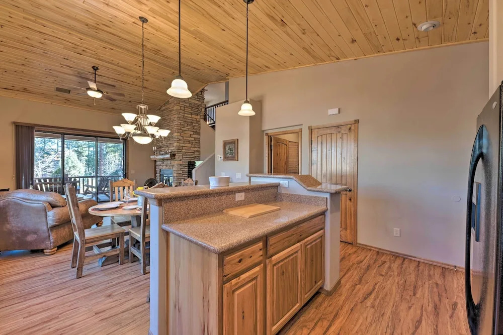 Spacious & Lovely Getaway w/ Deck in Show Low!