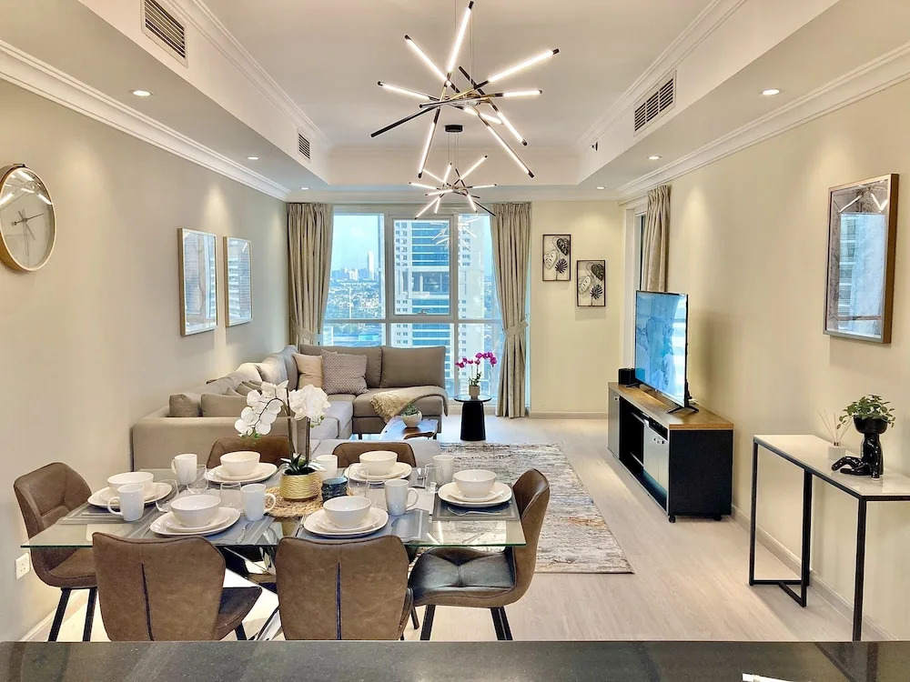 Whitesage - Lakefront Apartment Amidst Parks With Lake Access