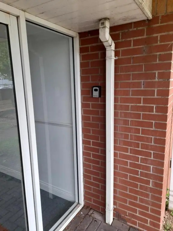 Comfortable 2 Bed Apartment 2nd Floor Contractors Families Close To City Centre Occasional Bed Available