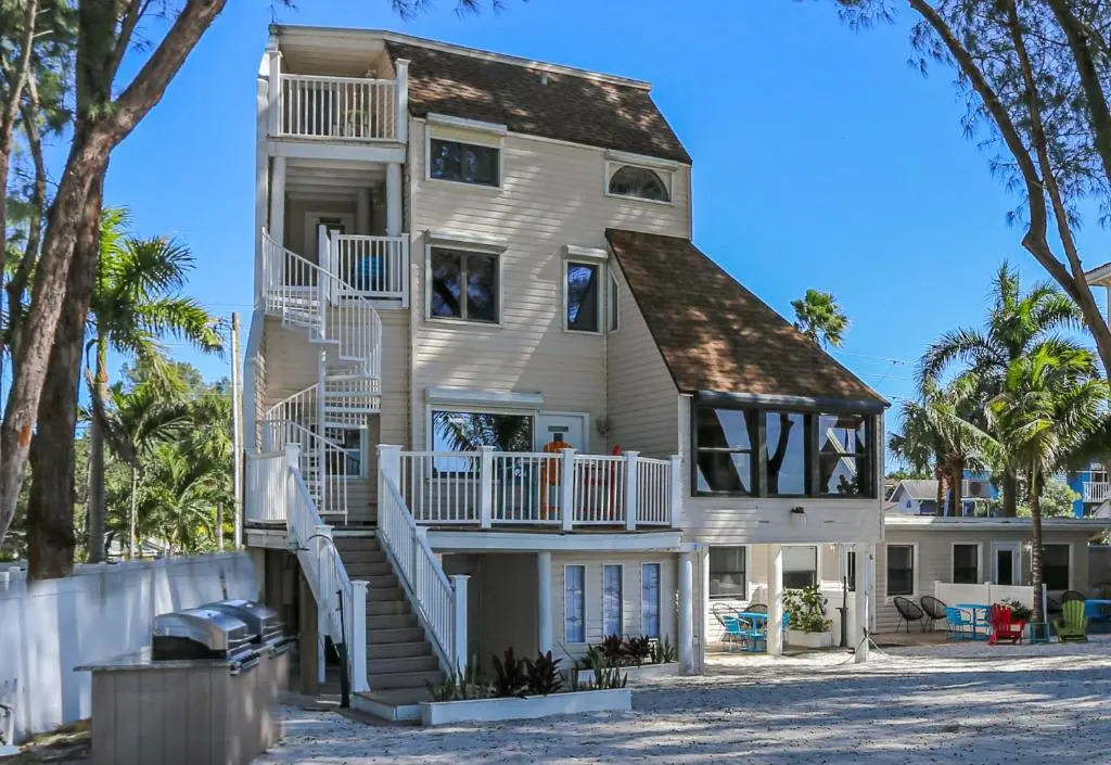 Sunset Beach House - Beach Hugger 1