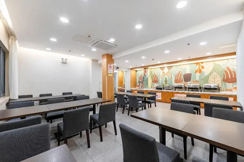 Atour Hotel Shanghai Jingan North XIzang Road Metro Station