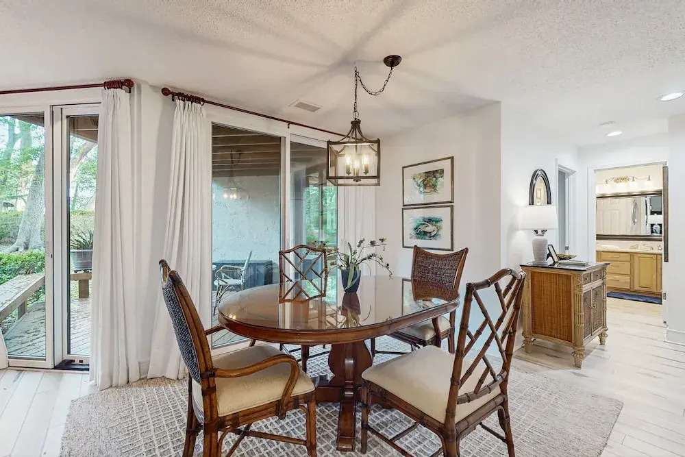 Ground Floor Condo With Private Patio, Full Kitchen, Beach Access and Pool