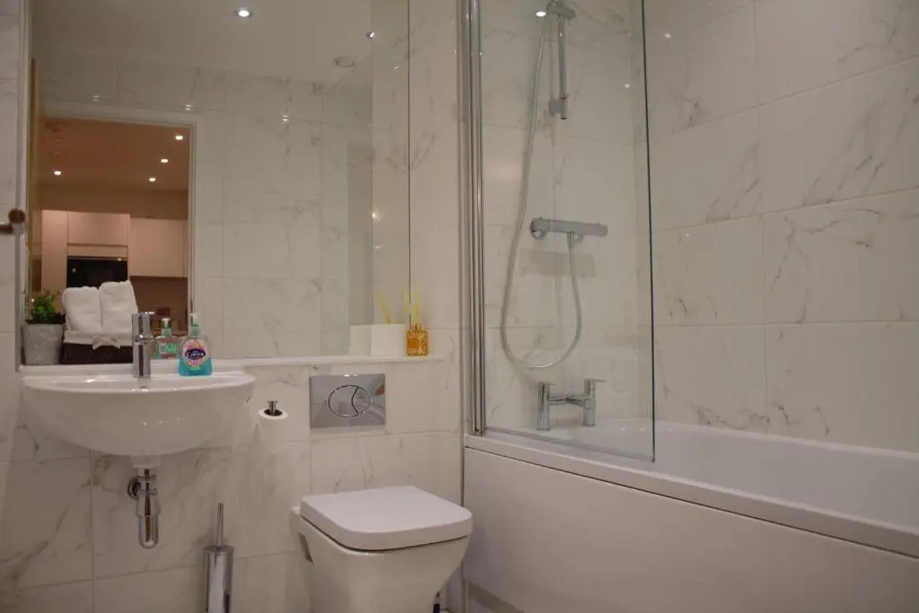 whats she want-- 2beds 2bath apartment