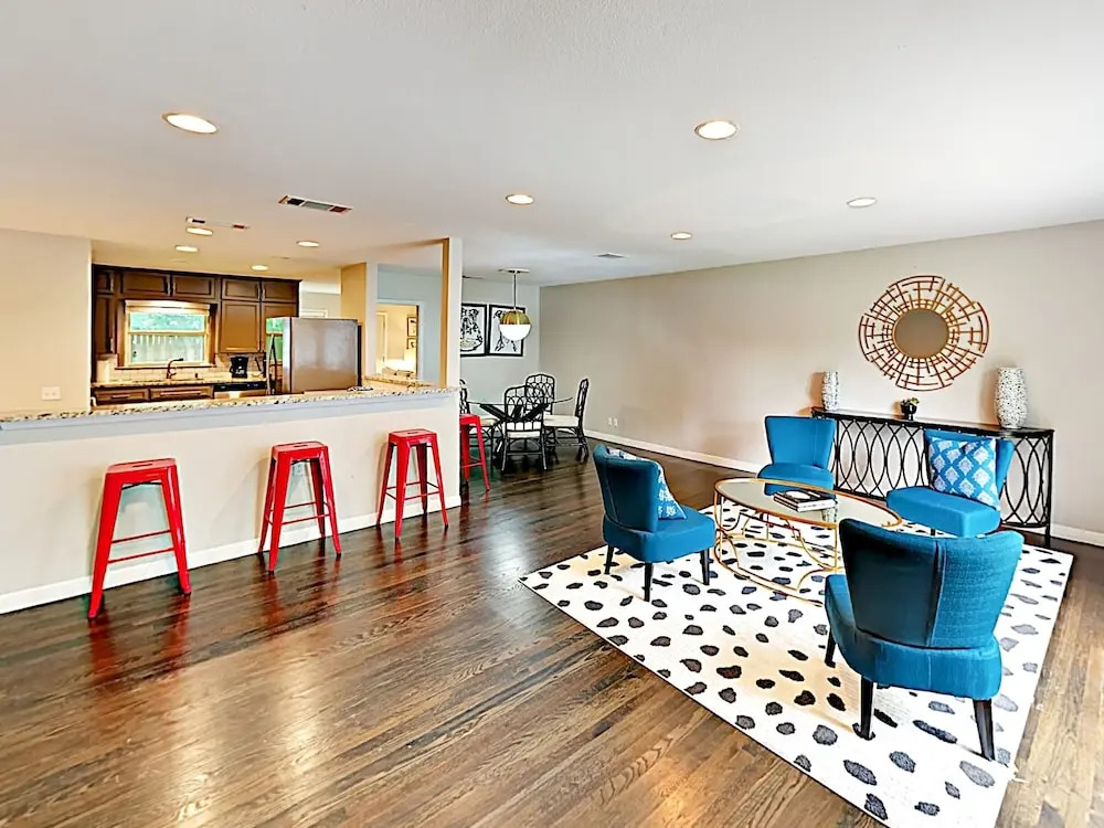 3BR 2BA Remodeled Rosedale House by RedAwning