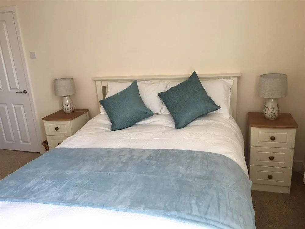Town Centre Apartment Perfect Location with on-street parking