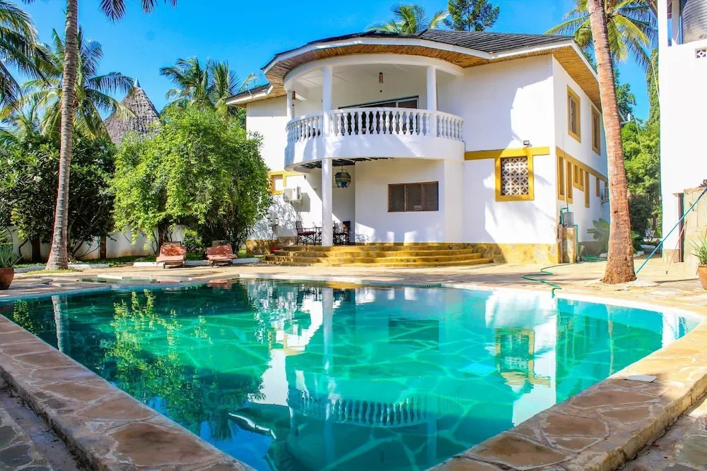 5-bedroom Villa - 3 Mins Walk To The Beach