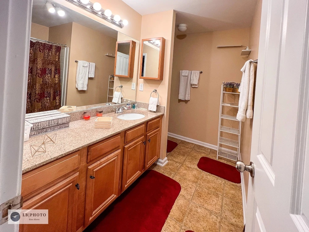 4 - Bed home, w/ Cali King Bed - 12 mins. to DTWN