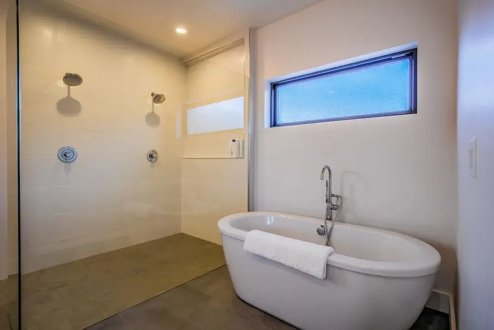 6bd3.5ba?downtown Modern Luxury W/hot Tub?