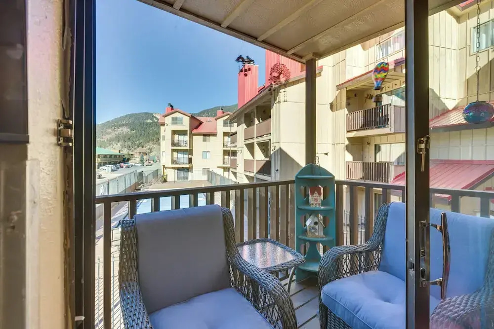 Ski-in Red River Retreat: Balcony, Mountain Views!