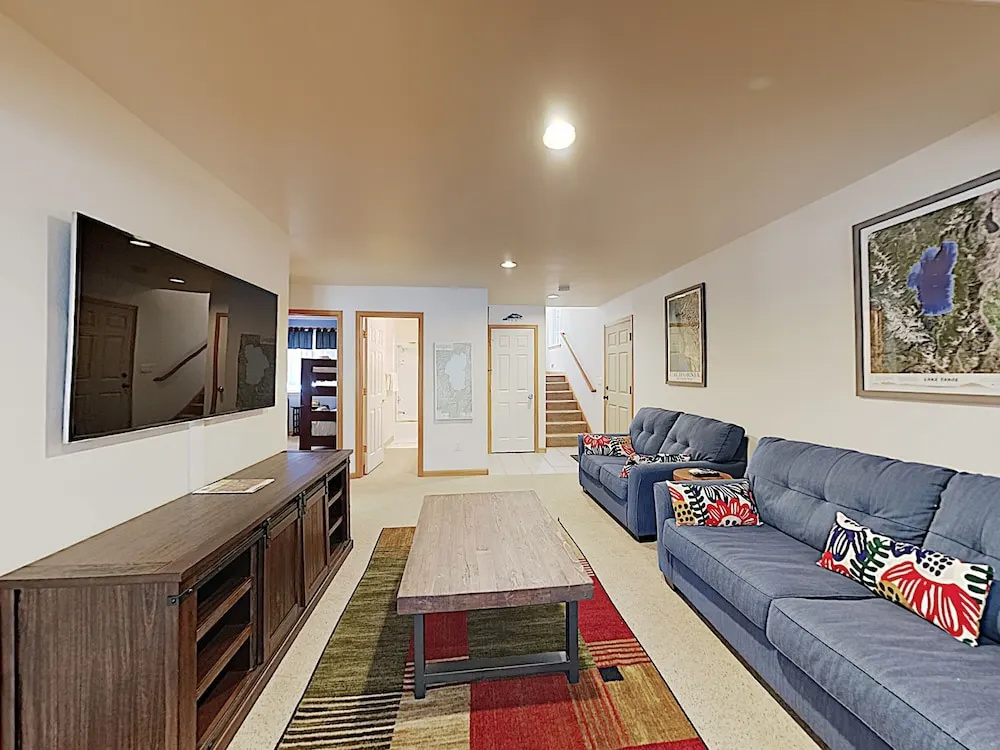 Peaceful W/ Private Hot Tub 5 Bedroom Home