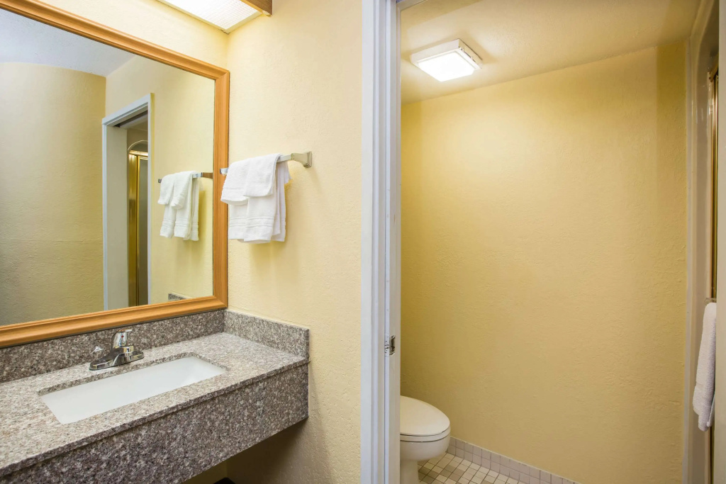 Days Inn by Wyndham Blue Springs