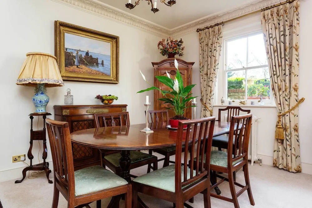 Veeve - Traditional Wimbledon Village