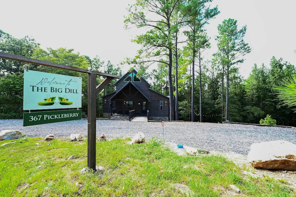 Cozy Cabin w/ Hot Tub ~ 5 Mi to Broken Bow Lake