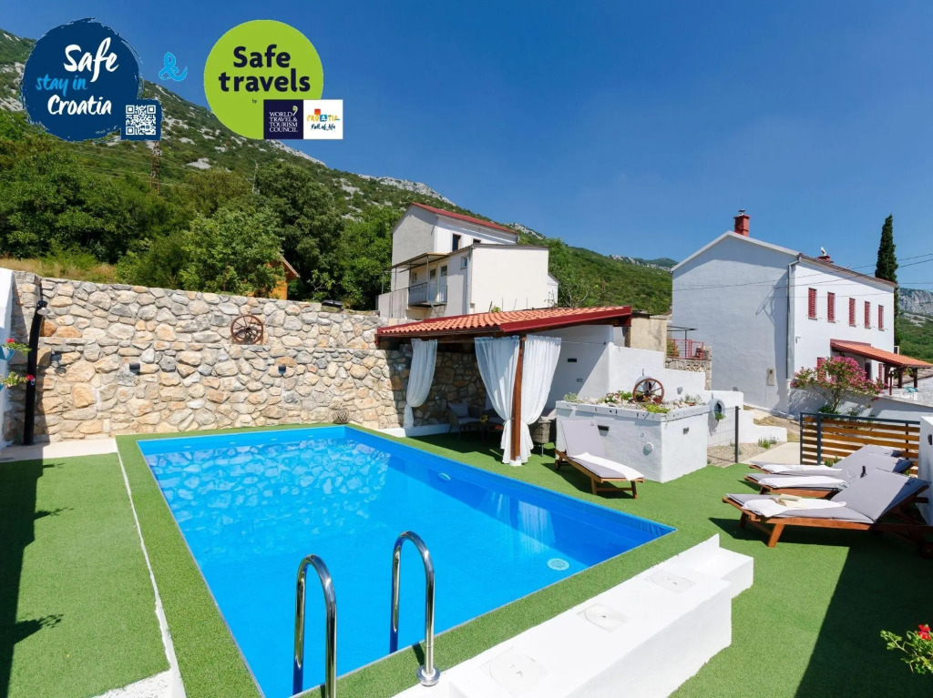 House Božica with sauna & heated pool