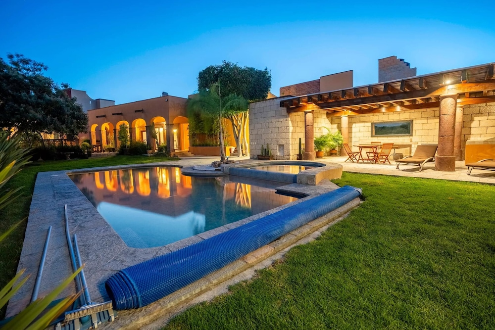 Angelic 2BR Nest - Pool & Hot Tub - Gated Village