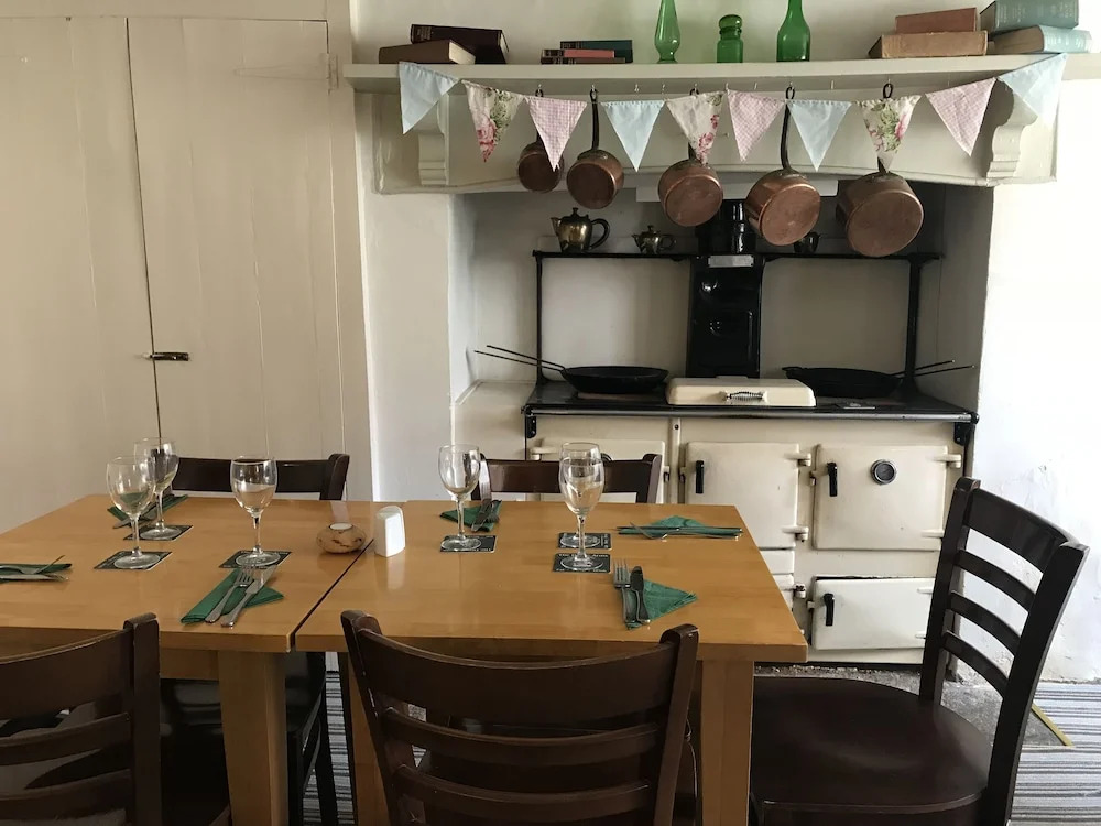 Drewe Arms Bunk Rooms & Church Cottage
