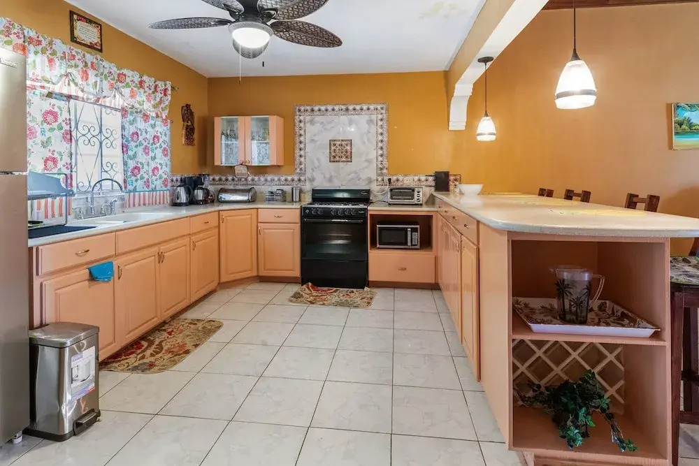 YanceyLargo-6BR Two-Story Estate w/Mountain Views by RedAwning