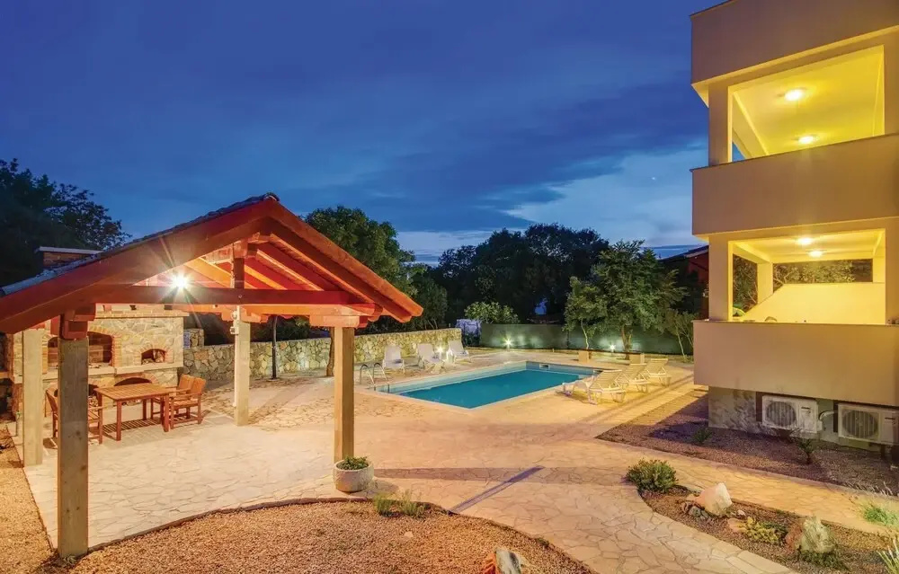 Awesome Home in Pinezici With Wifi and 2 Bedrooms