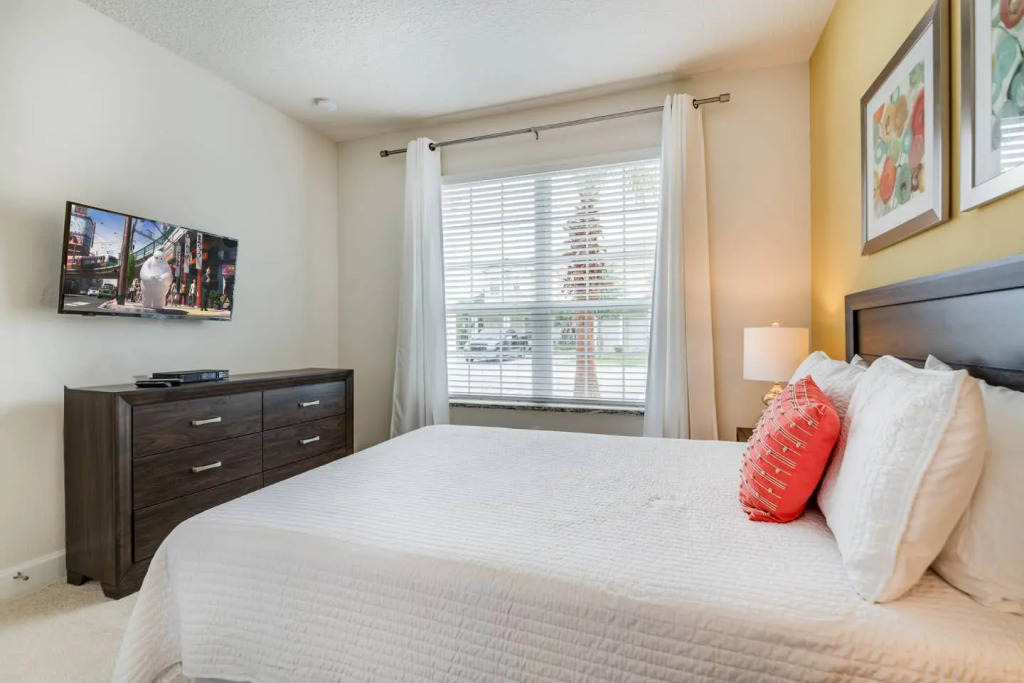 Charming townhome with private pool near Disney
