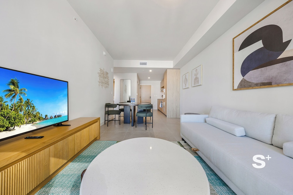 Modern and Cozy 1-BD- Rooftop pool & Gym