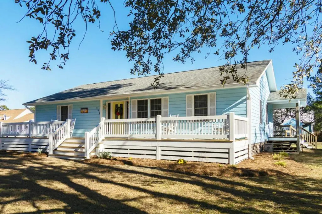 Cottage Breeze by Oak Island Accommodations