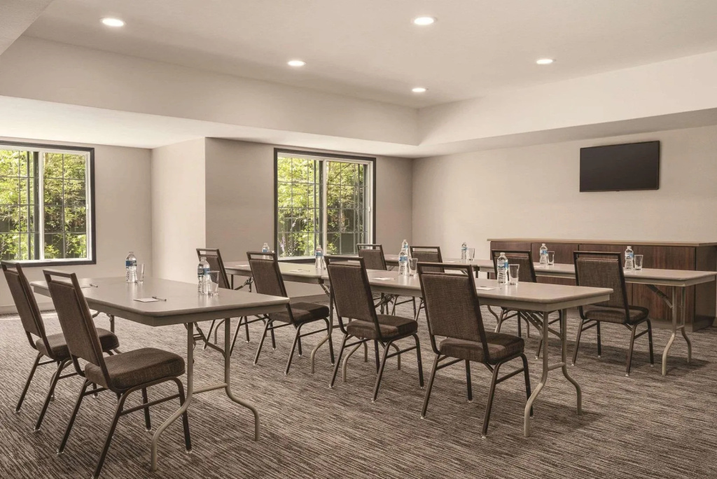 Country Inn & Suites by Radisson, Detroit Lakes