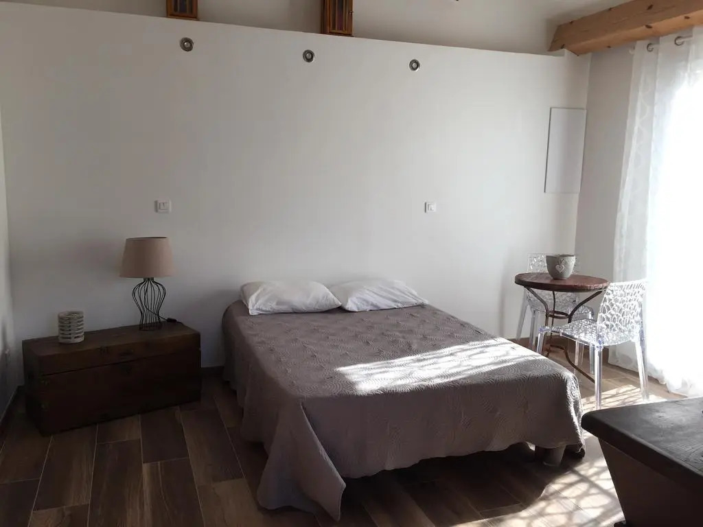 A MANDRIA, appartements avec cuisine 30m2, patio, vue Montagnes et citadelle, 5 minutes à pied du centre ville et des rivières