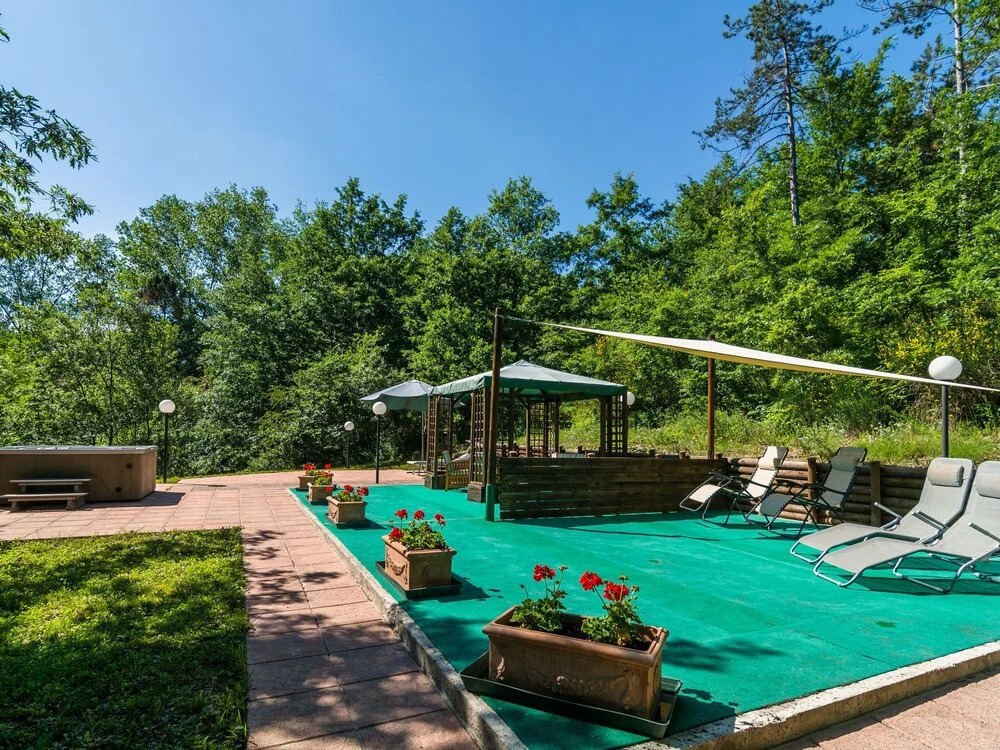 Estate With 5 Apartments, Swimming Pool, Large Garden