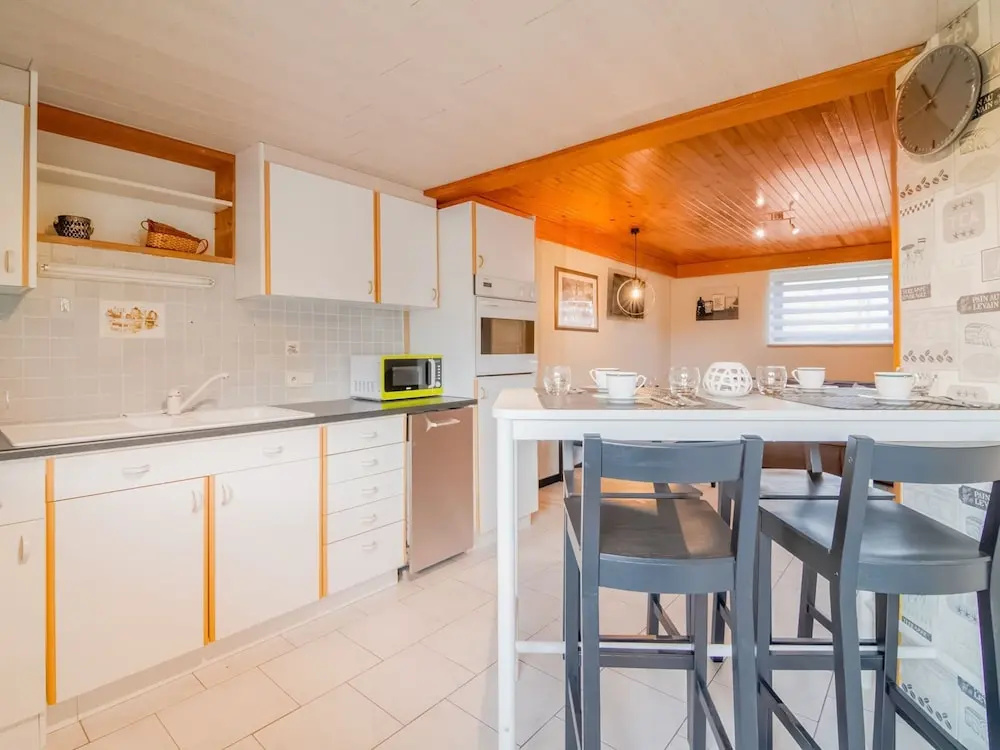 Cottage in Vaux-sur-sure With Garden