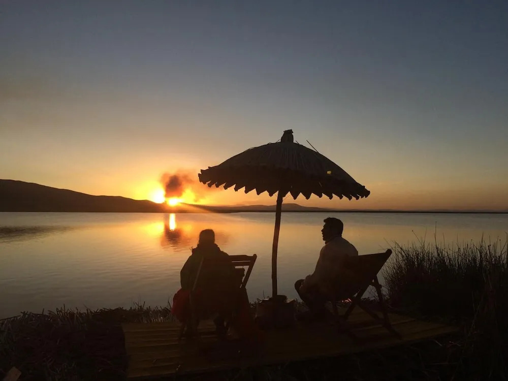 Atardecer Dorado en Uros & Titicaca Lodge Peru
