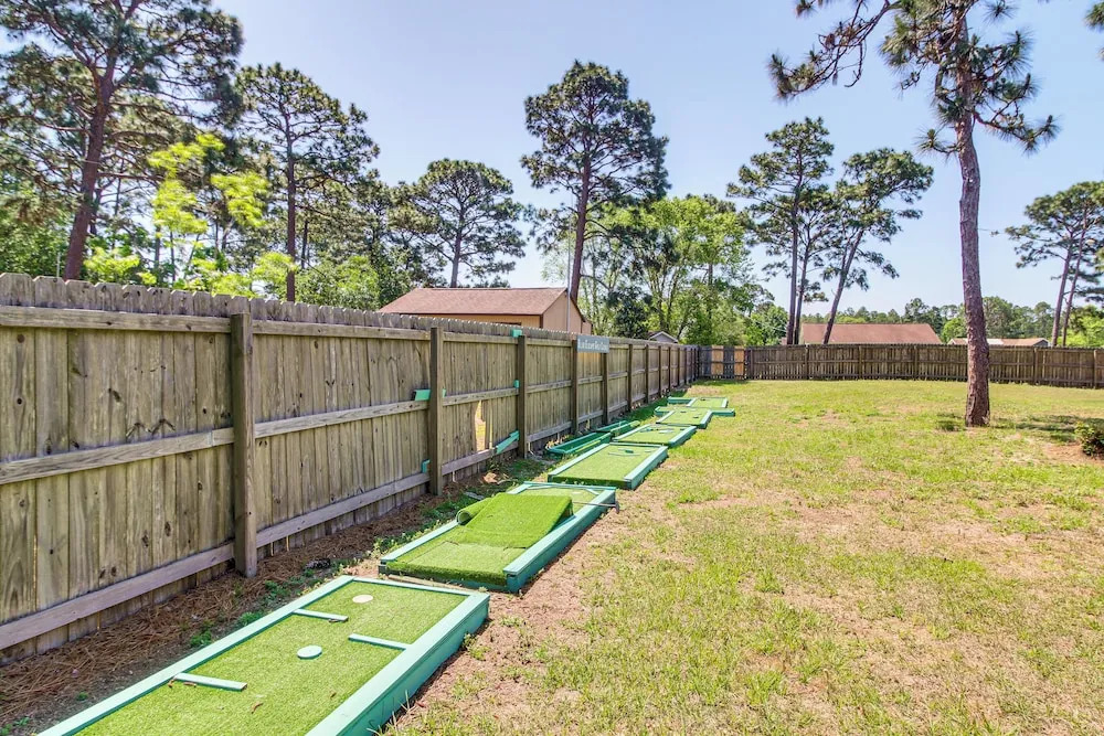 Navarre Home w/ Game Area + Screened-in Porch