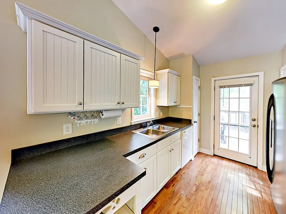 3Br Stylish Cottage East Nashville by RedAwning