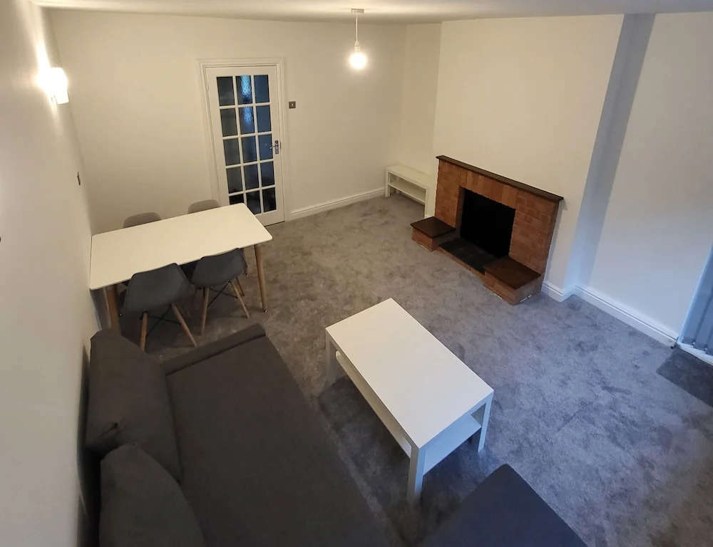Impeccable 3-bed Apartment in London Fresh Decor!!