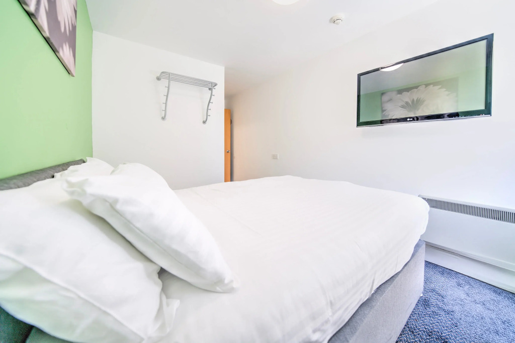 GO2 Gloucester Hotel by OYO