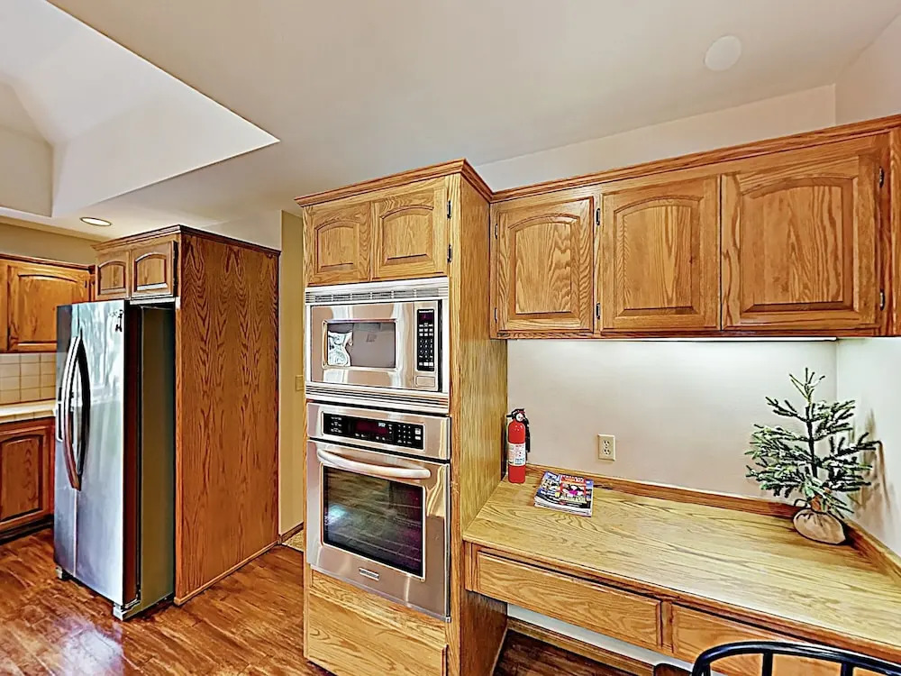 Custom W/ Hot Tub & Garage 4 Bedroom Home