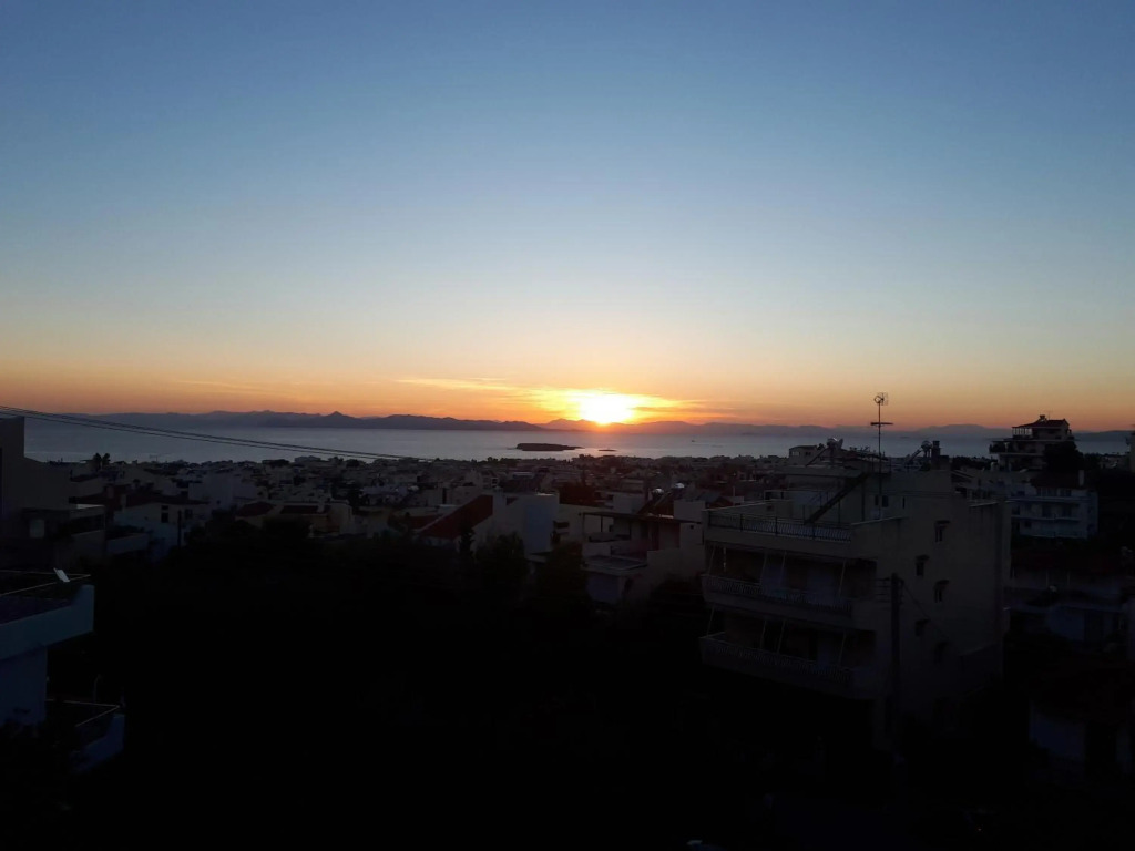 Sea view,big and comfortable appartment in Voula