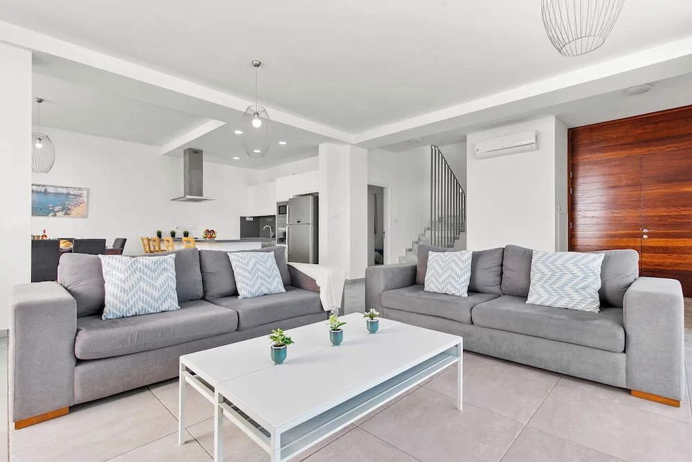 Sea Point Villas Coral Bay Luxury Private Pool villas walk to Beach 3 - 5 BDR in 1 resort