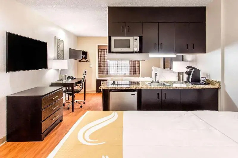 Econo Lodge Inn & Suites