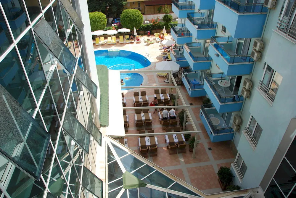 Risus Suit Hotel