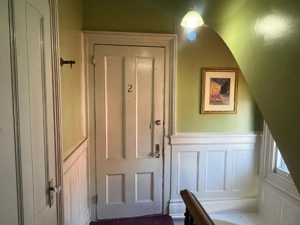 1 Br Private Victorian Apt in Convenient City Location on Half Acre Sleeps 4