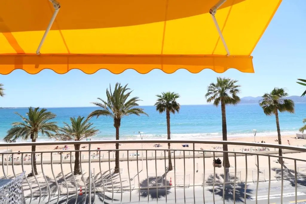 Beautiful 3 bedroom. Direct sea view. 401